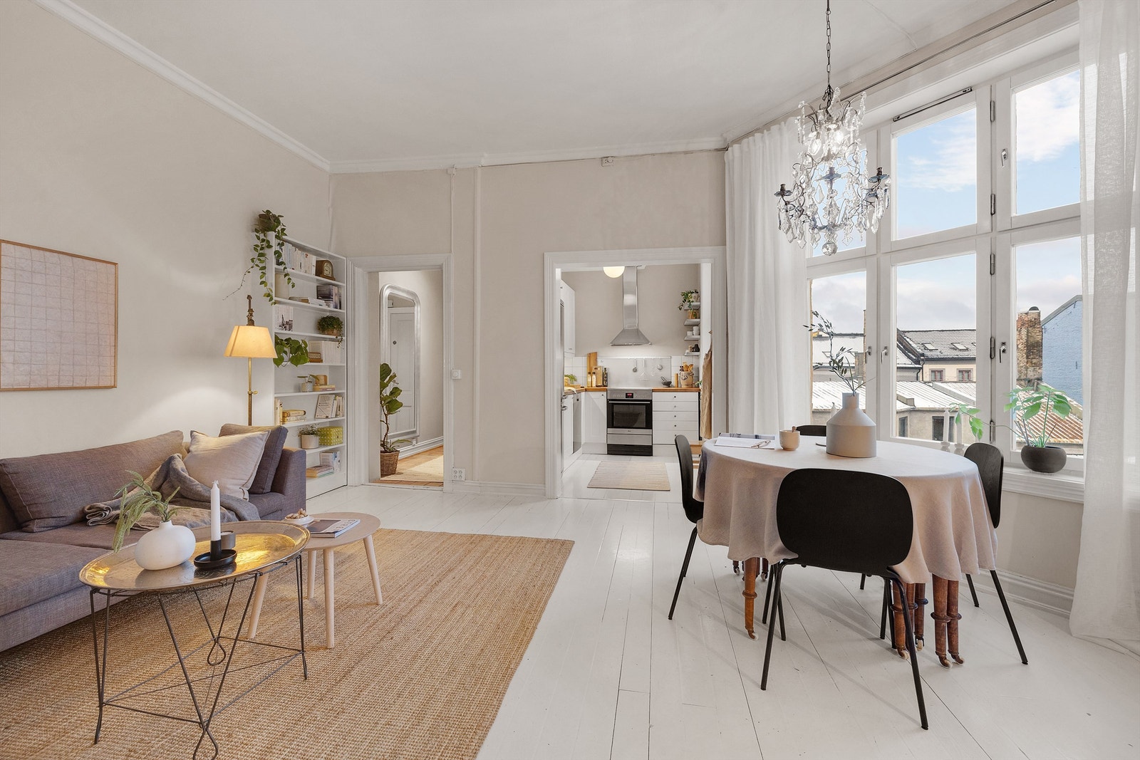 Lys og romslig stue med store vinduer som gir rikelig lysinnslipp og en god takhøyde på over 3 meter. Galleribilde