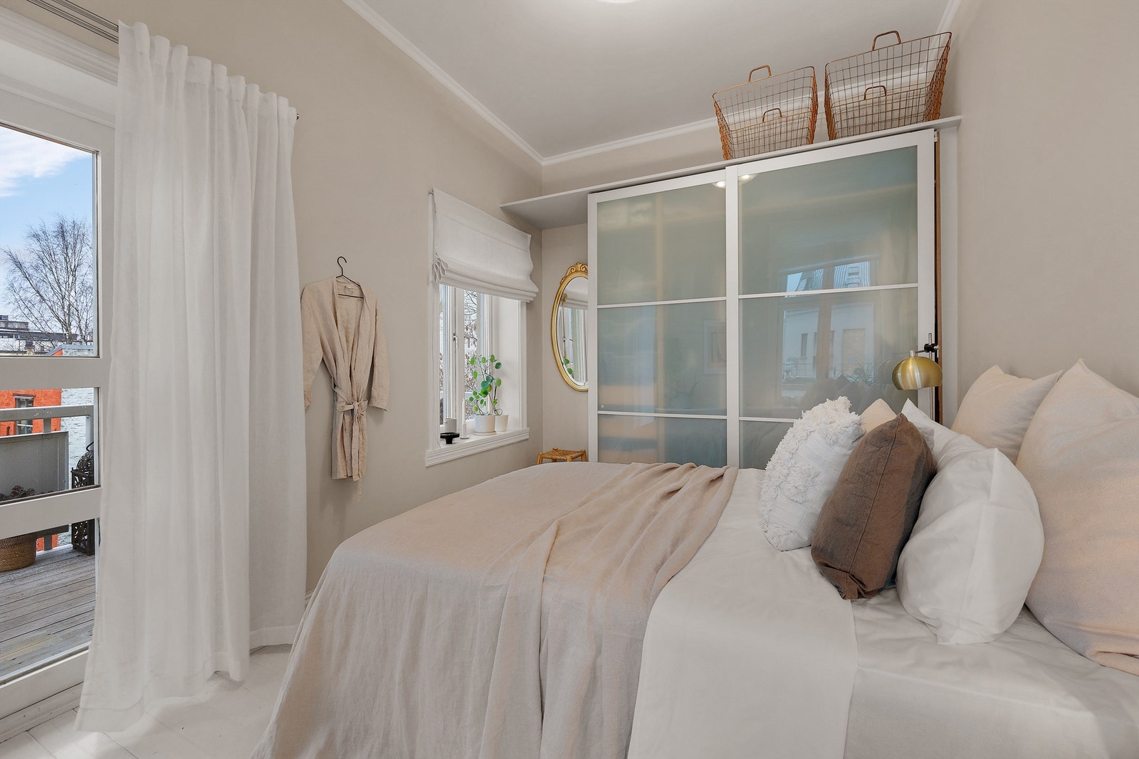 Fra soverommet er det direkte utgang til en solrik og stor balkong vendt mot den rolige bakgården. Galleribilde