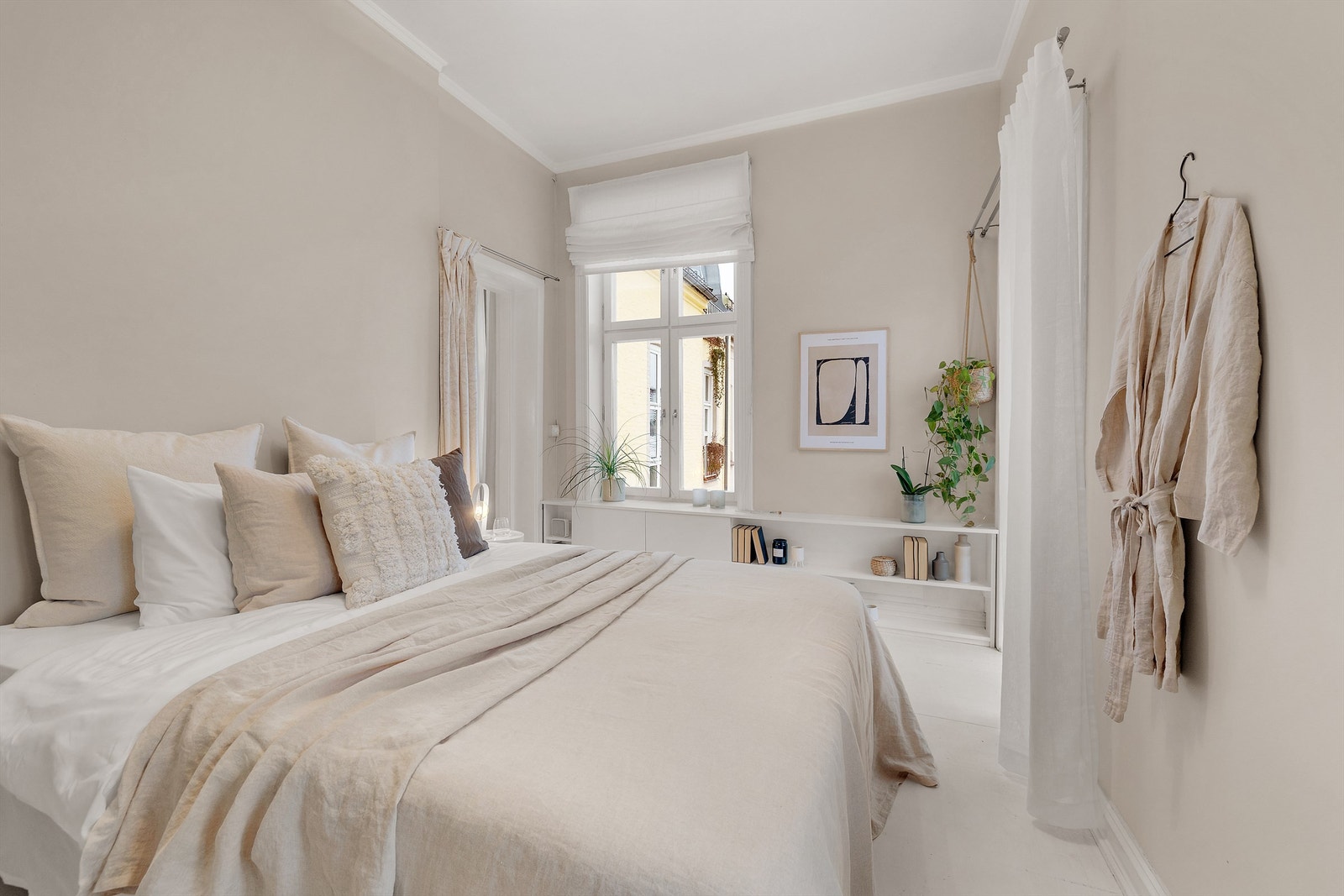 Lunt og godt soverom med god plass til dobbeltseng og tilhørende nattbord. Galleribilde