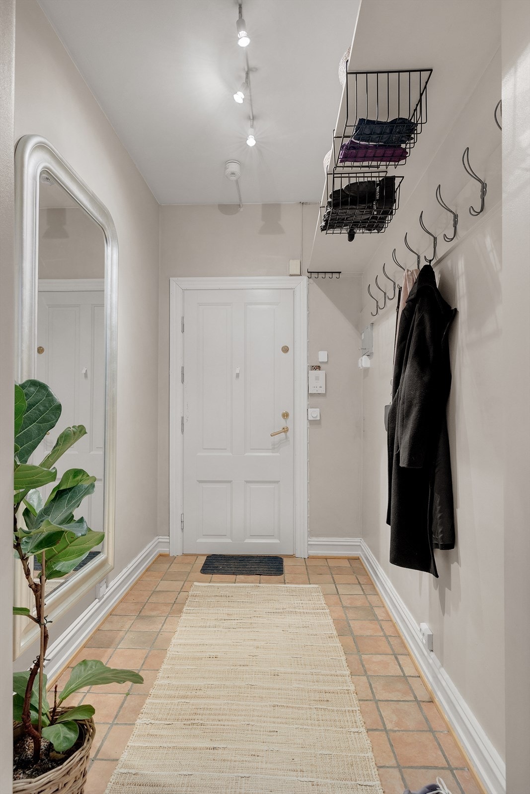 Innbydende entré med god plass til å sette fra seg sko, og henge fra seg ytterklær. Galleribilde