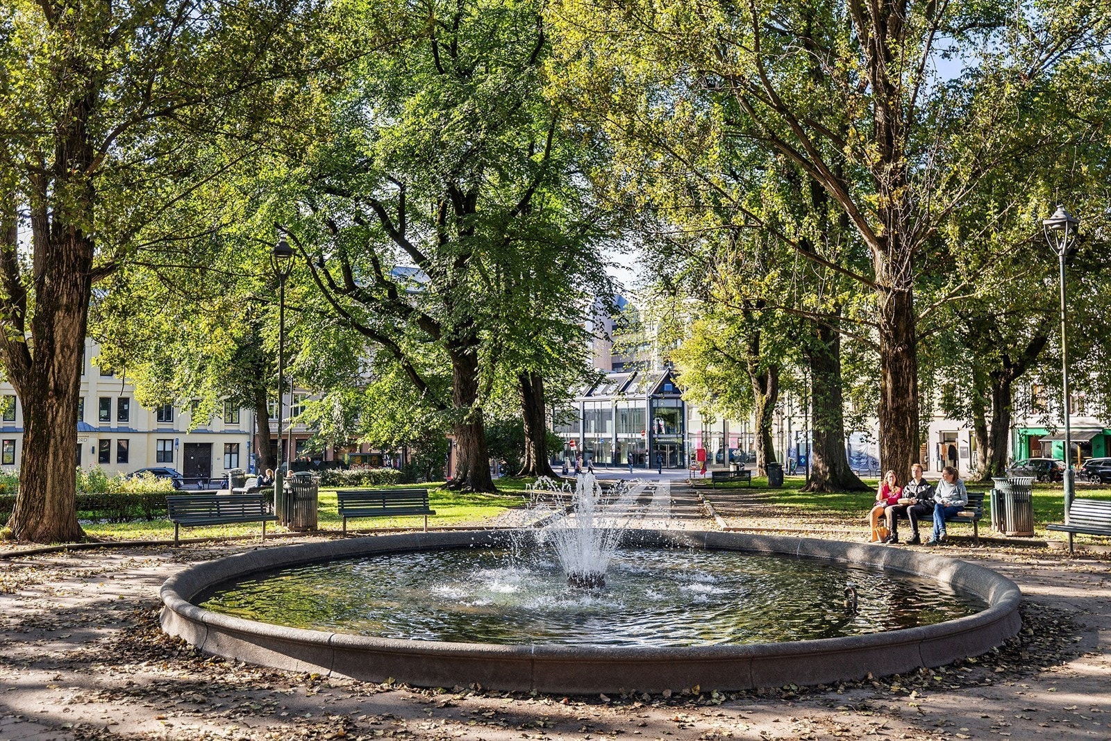 Idylliske Olaf Ryes plass ligger rett utenfor leiligheten. Galleribilde