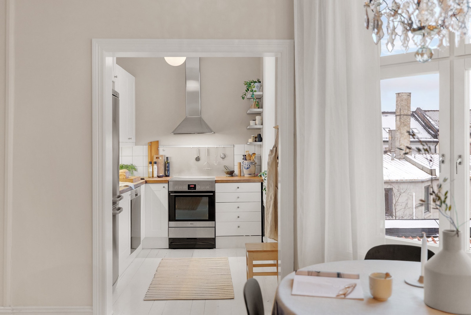 Stue ligger i delvis åpen løsning med kjøkkenet. Galleribilde