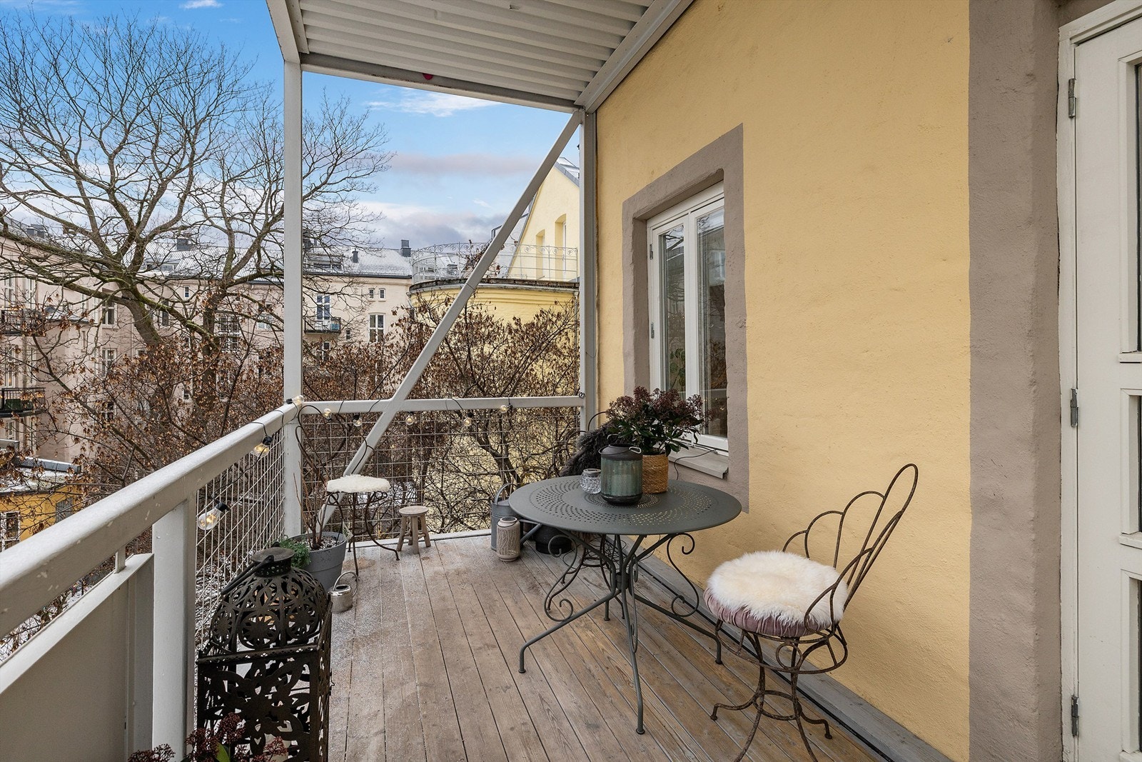 Selger opplyser om gode solforhold på balkongen. Galleribilde