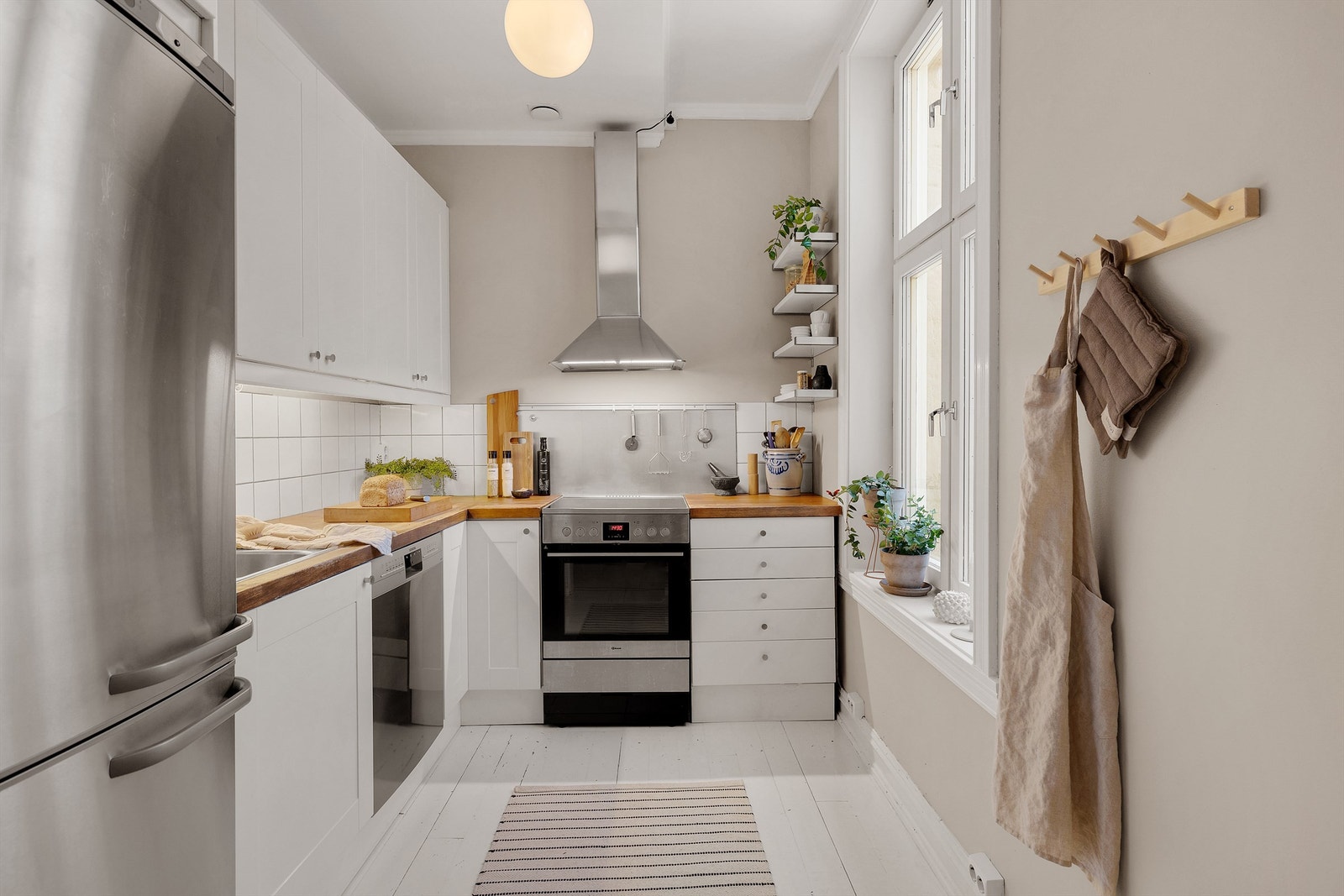 Fint og praktisk IKEA kjøkken. Godt lysinnslipp på kjøkkenet og perfekt for morgenkaffen! Galleribilde