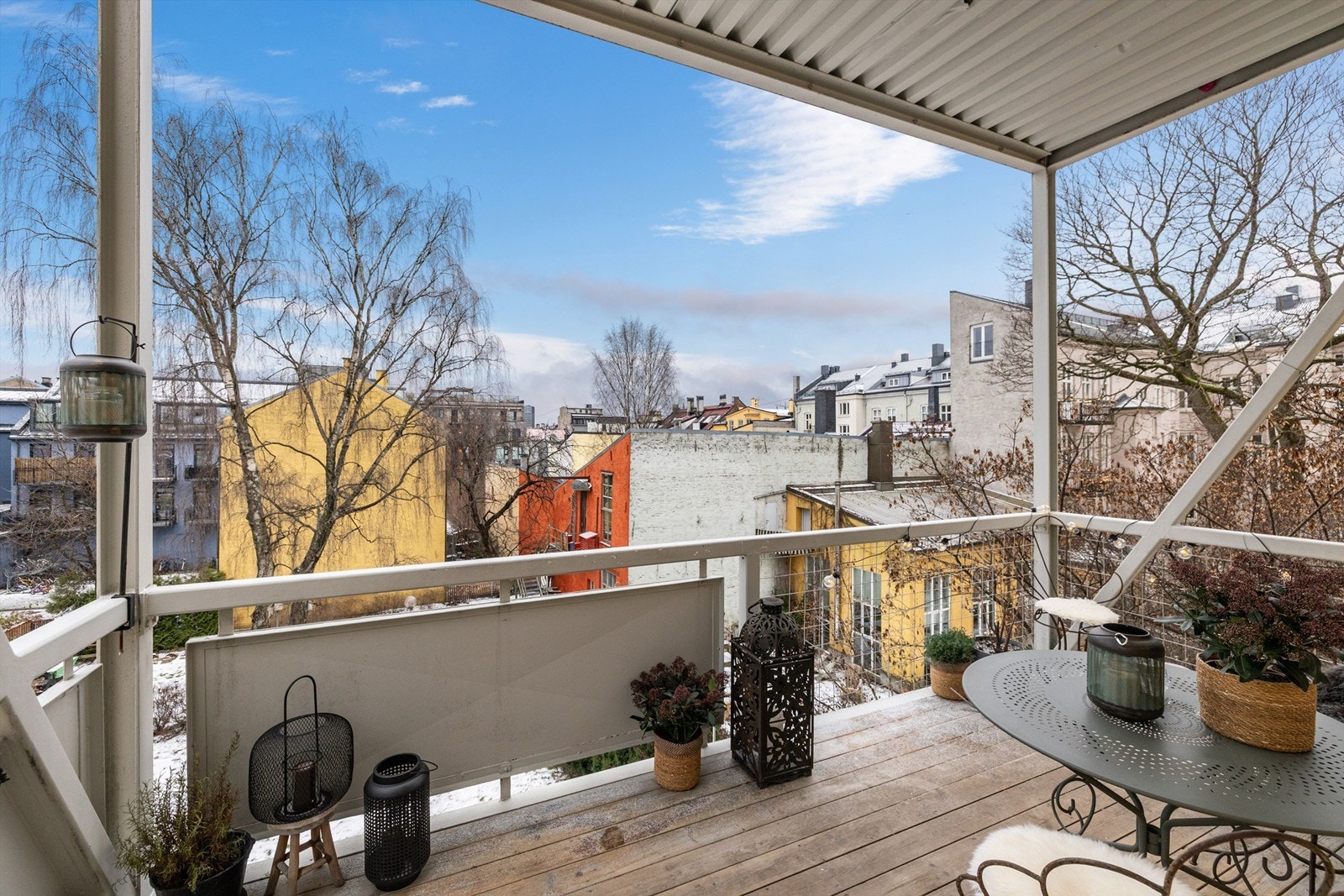 Dette er en lys og klassisk 2-roms leilighet beliggende midt i hjertet av Grünerløkka, med en solrik og sørvendt balkong med utsyn til hyggelig og frodig bakgård. Galleribilde