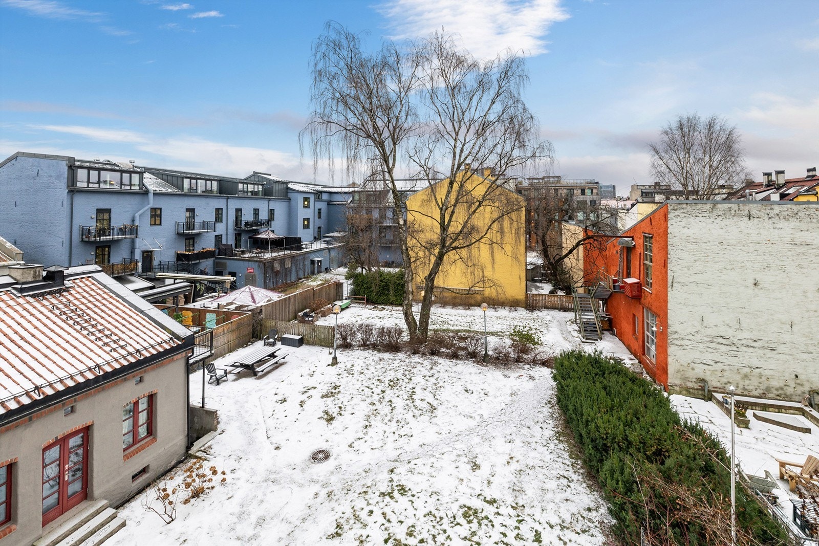 Fra balkongen er det utsyn til en rolig og romslig bakgård. Galleribilde