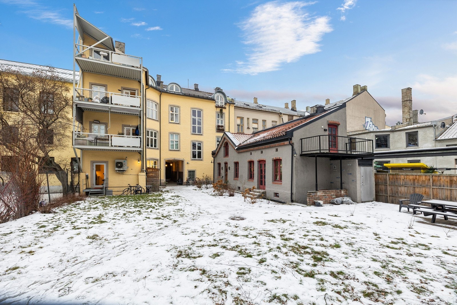 Bakgården er opparbeidet med blant annet sykkelstativer, belegningsstein, sittegrupper, plenarealer og diverse beplantning. Galleribilde
