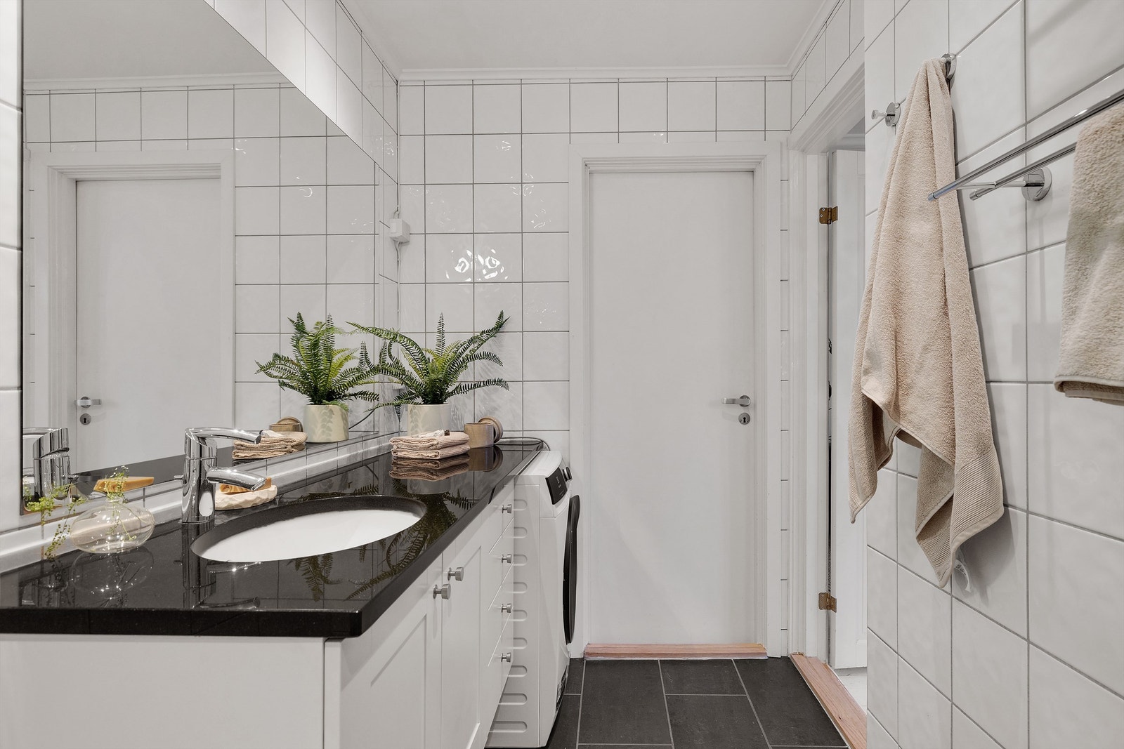 Badet har innredning fra JKD Design og består av vegghengt innredning med profilerte fronter, granitt benkeplate, underlimt servant med ett-greps armatur, vegghengt speil og stikkontakt over servant. Galleribilde