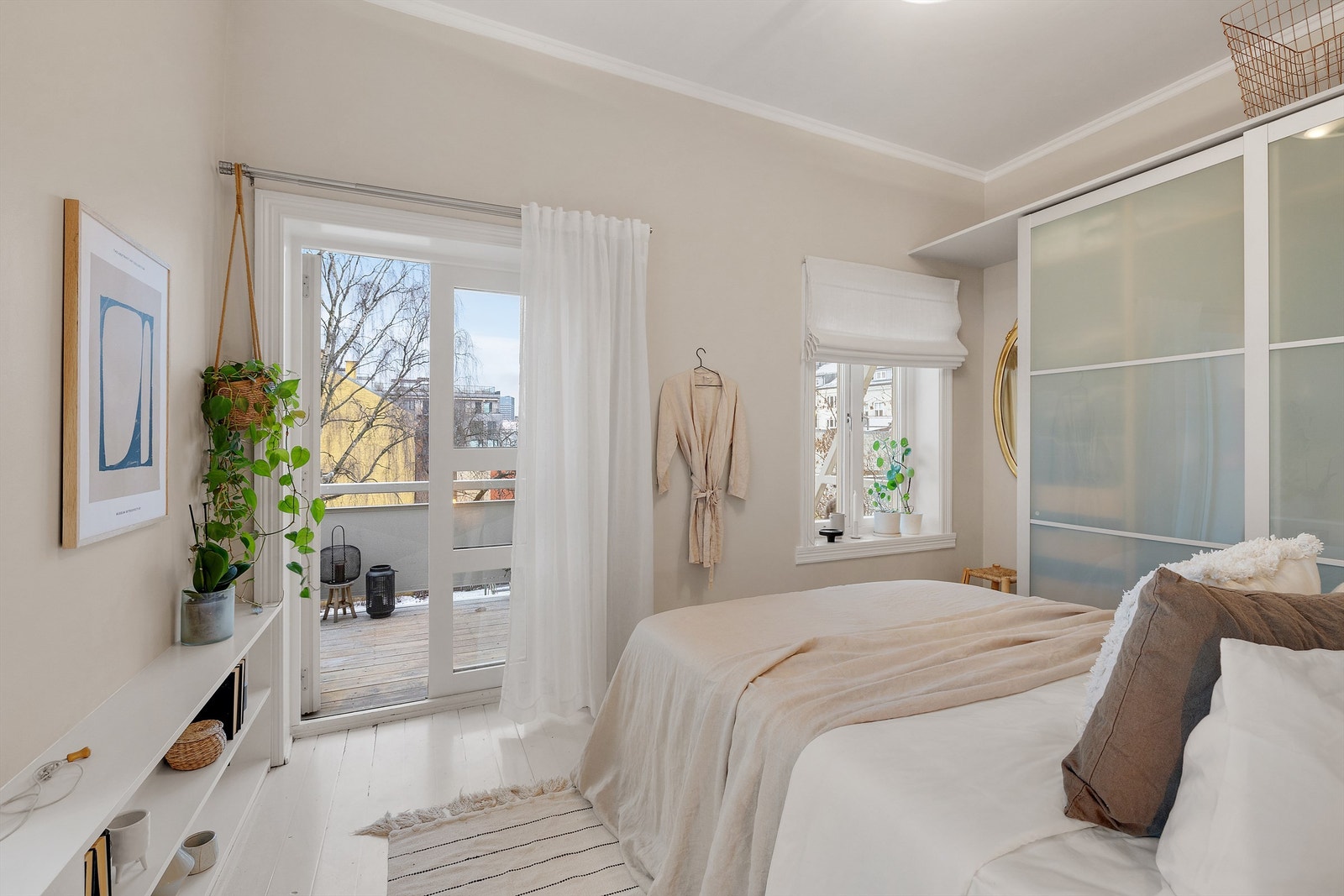 Leiligheten ligger flott til i byggets 3. etasje og byr på en god planløsning med solrik balkong, lys stue, god takhøyde og mye mer! Galleribilde