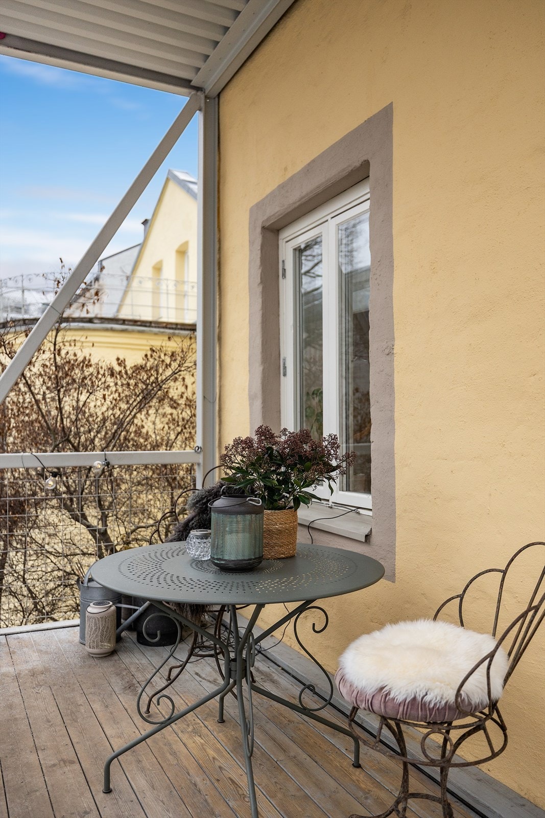 Ellers god plass til utemøblement, grill og planter. Galleribilde