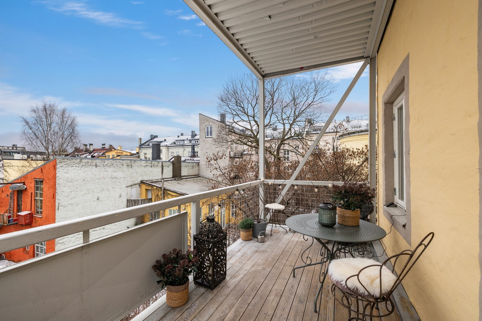 Utgang fra soverommet til romslig sørvendt balkong på 10 kvm. Galleribilde