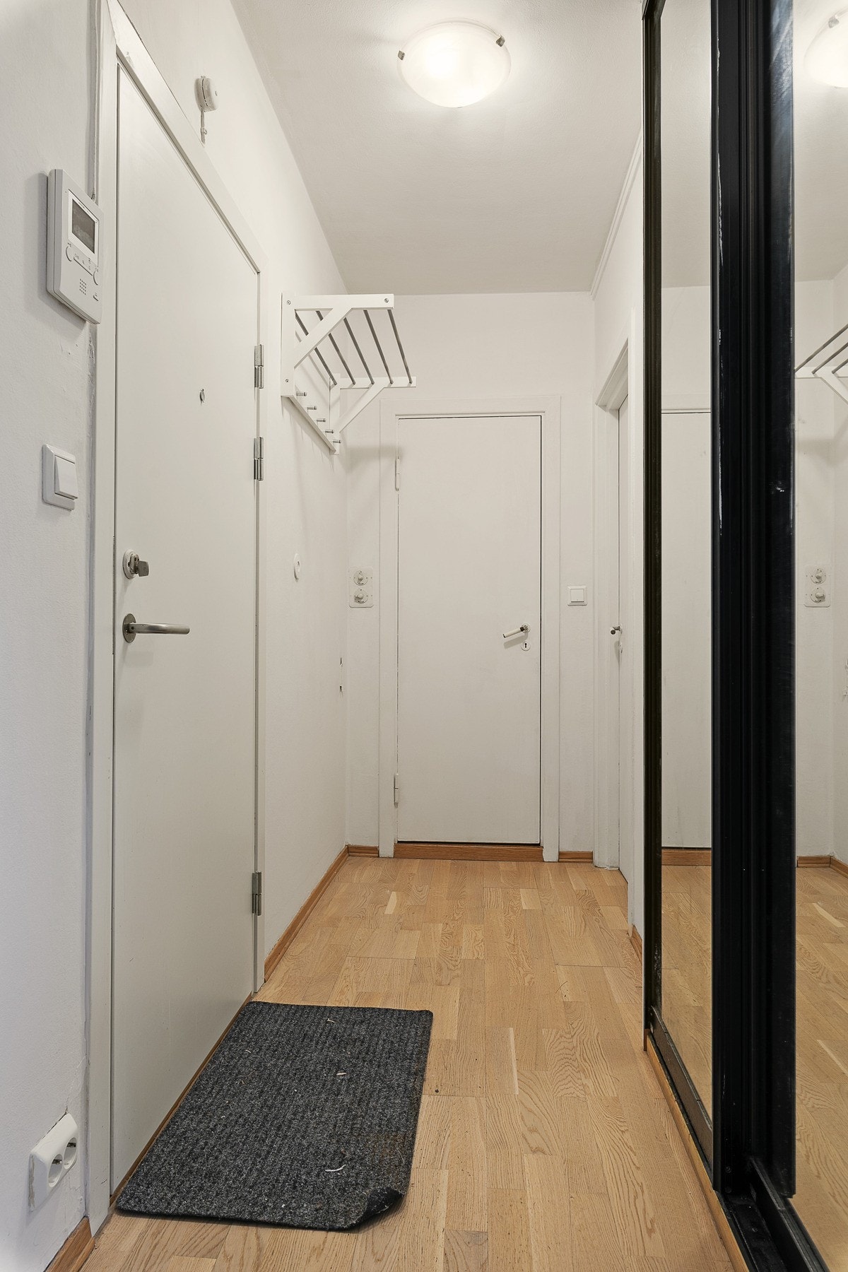 I gangen finner du en praktisk skyvedørsgarderobe med plass til oppbevaring og yttertøy. Galleribilde