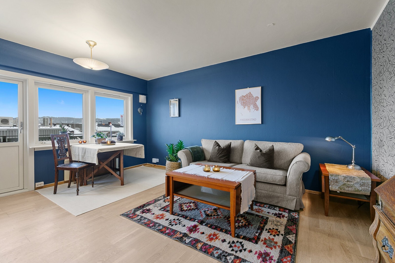 I hjertet av Larvik sentrum finner du denne praktiske og lettstelte toroms andelsleiligheten. Ideell bolig for førstegangskjøpere eller deg som ønsker en lettvint og urban hverdag. Galleribilde