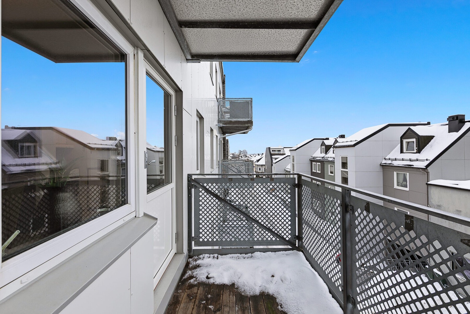 Fra stuen er det utgang til en sydvestvendt balkong - et herlig sted å nyte solrike og varme sommerdager. Galleribilde