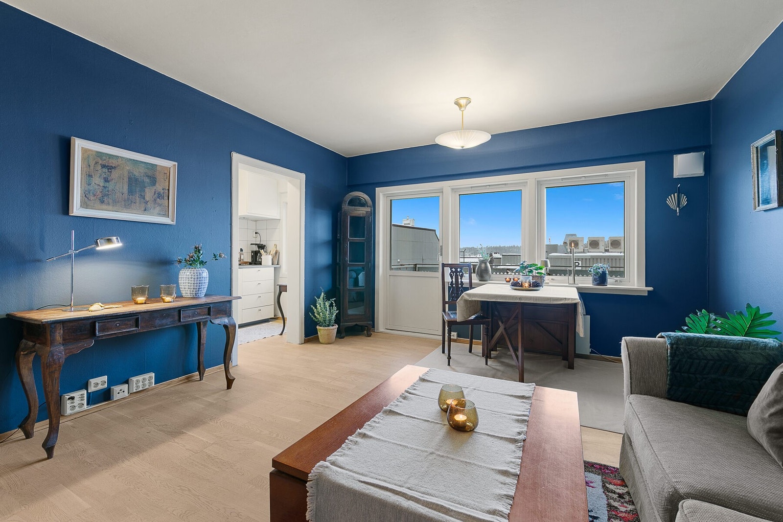 Leiligheten har en gjennomtenkt planløsning med entré, stue, separat kjøkken, soverom og bad. Galleribilde