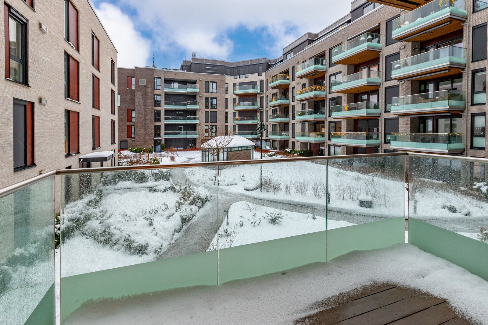 Det er romslig balkong ut mot atriet Galleribilde