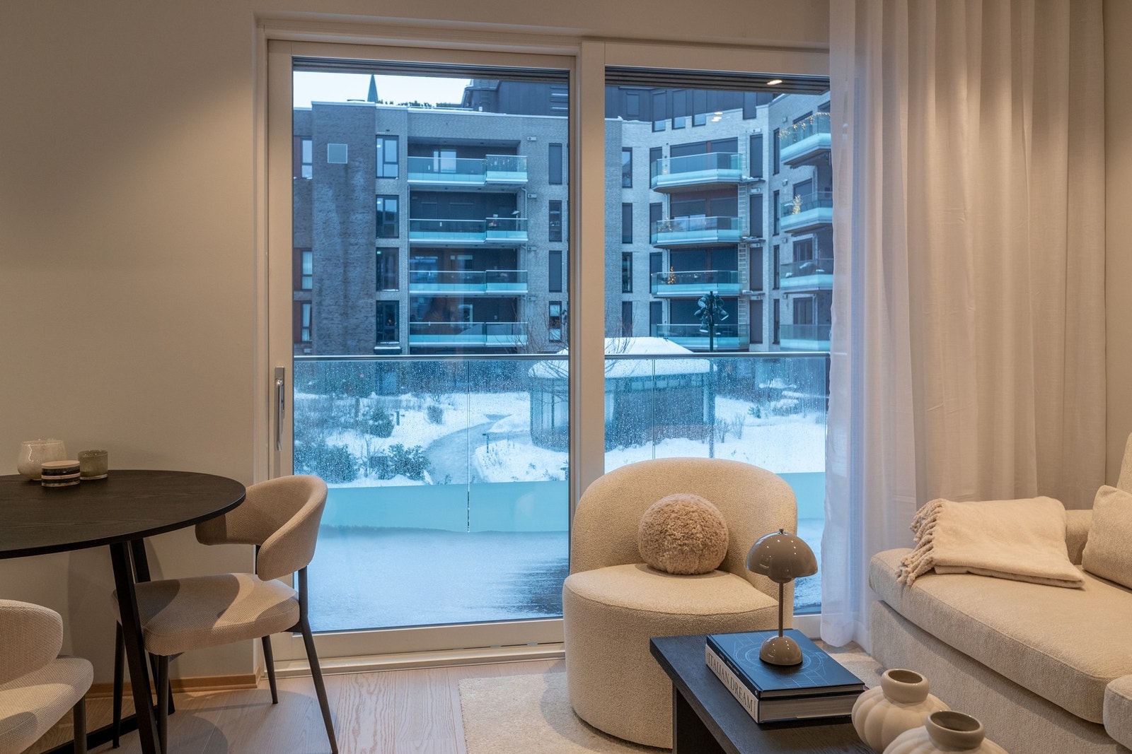 Om sommeren er det hyggelig felles møteplass i atriet Galleribilde