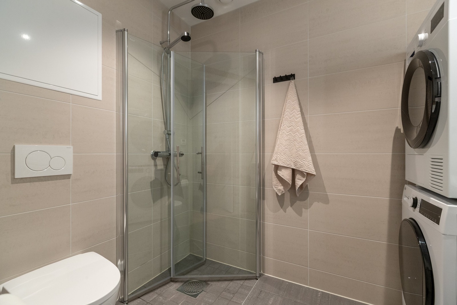 Delikat, flislagt bad/WC med plass til vaskemaskin/tørketrommel Galleribilde