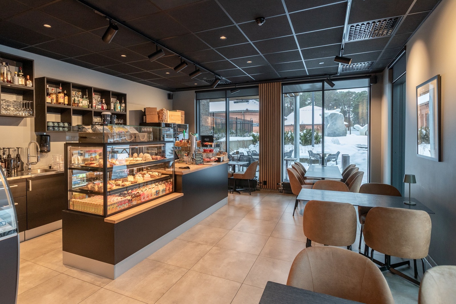 Mens vinteren herjer kan du nyte god mat og drikke i 1. etasje av leilighetskomplekset! Galleribilde