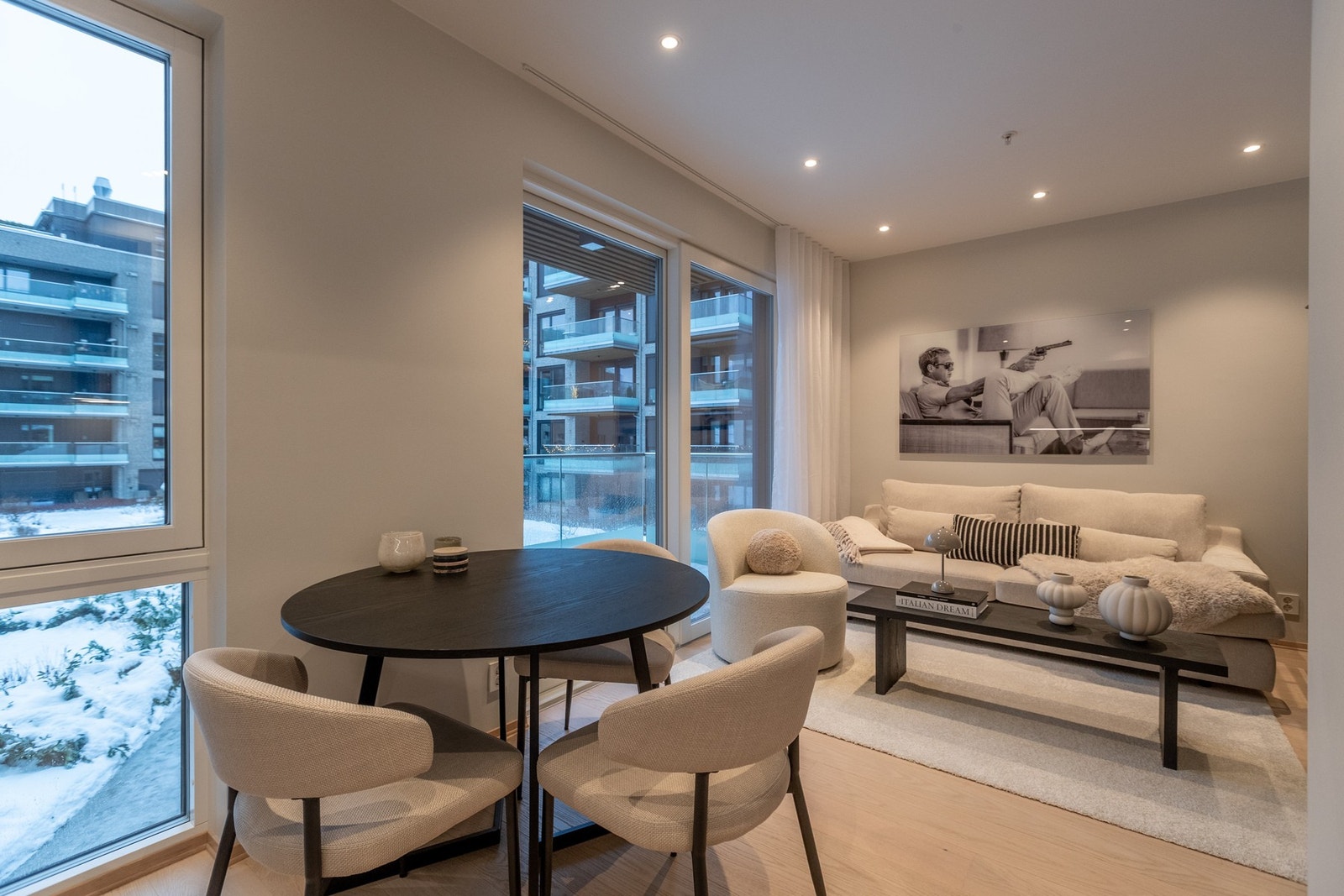 Downlights og nydelige gulv Galleribilde