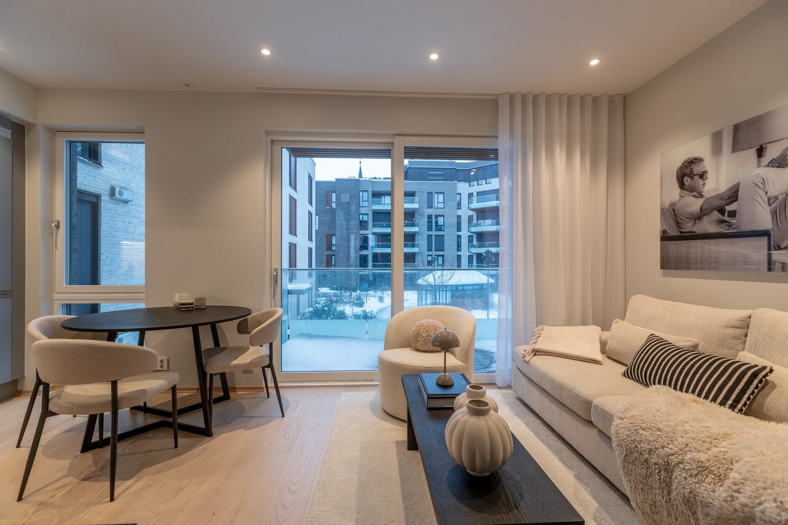 Gjennomlys og store glassflater gir en god romfølelse Galleribilde