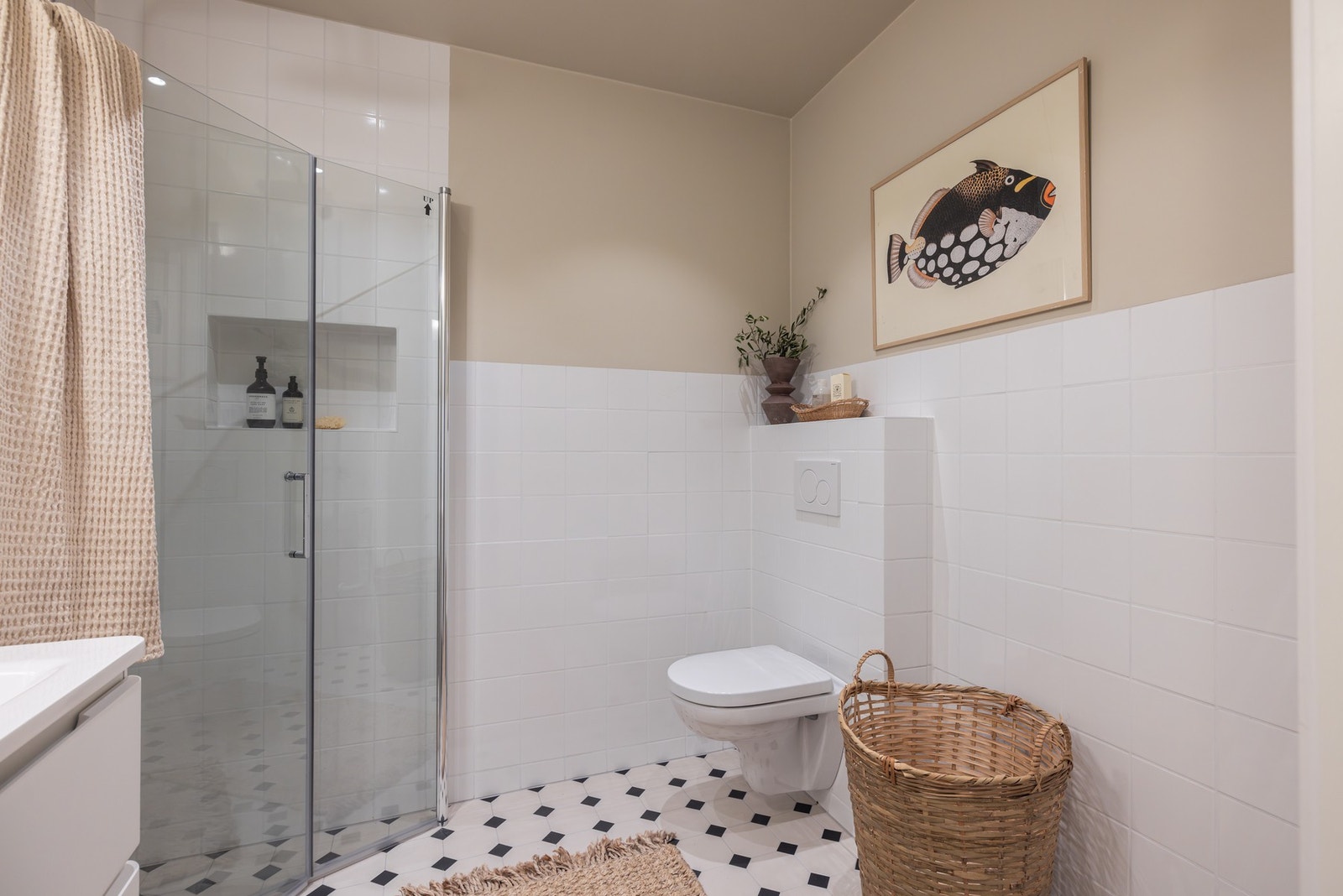 Dusj med innfellbare dører i herdet glass, servant, veggfestet klosett med innebygget
sisterne og opplegg for vaskemaskin. Galleribilde