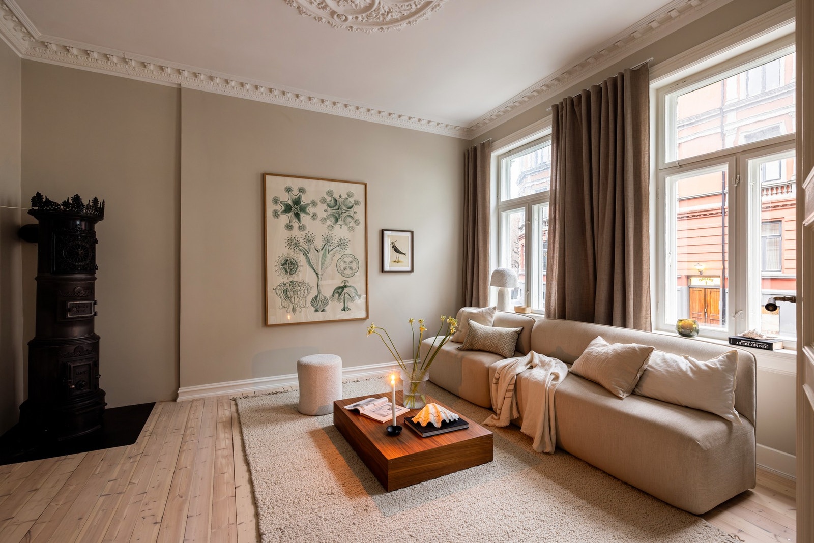 ca. 3,15 m takhøyde, store vinduer og tidsriktige farger. Galleribilde