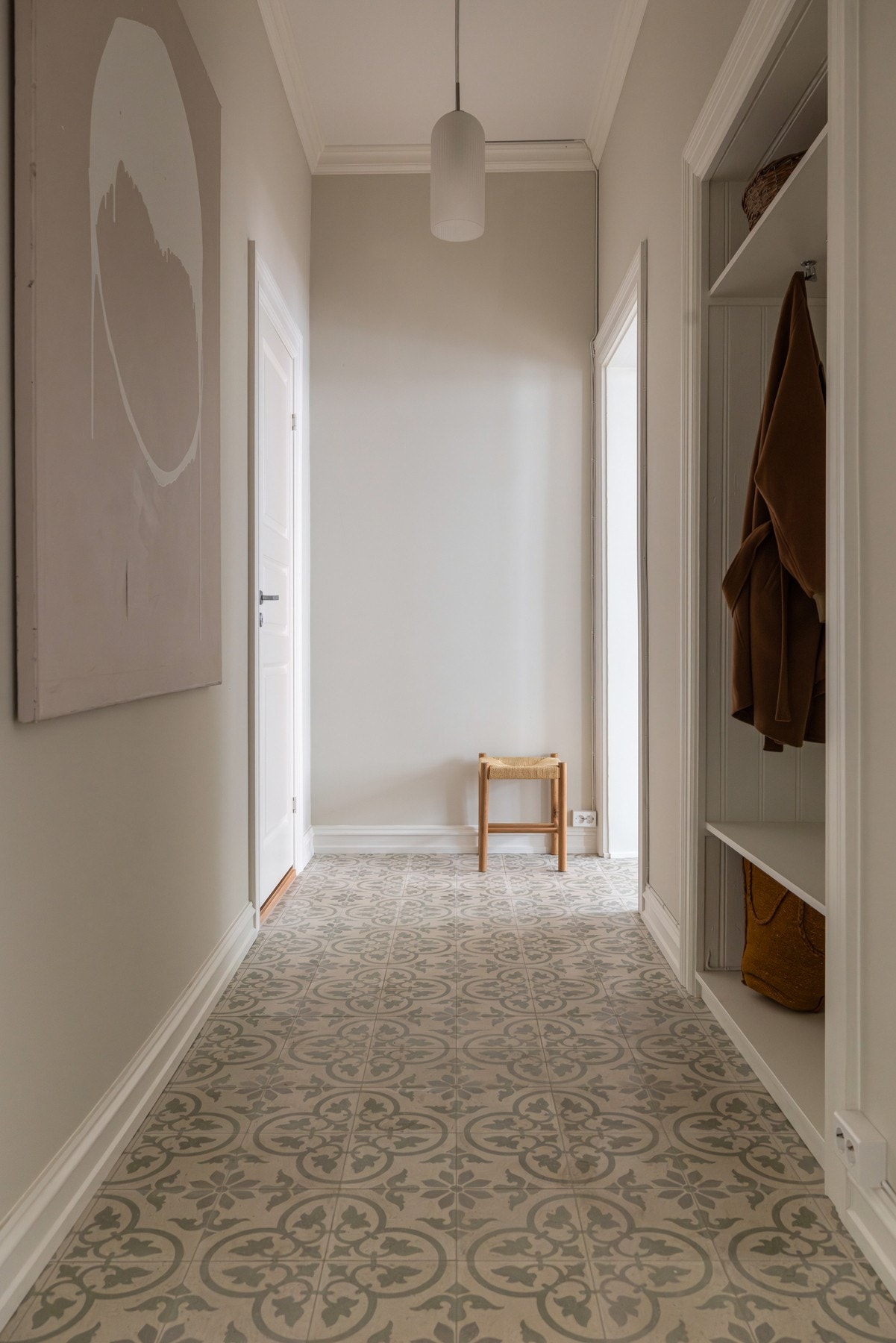 Entréen oppleves som romslig og har god plass til oppbevaring. Galleribilde