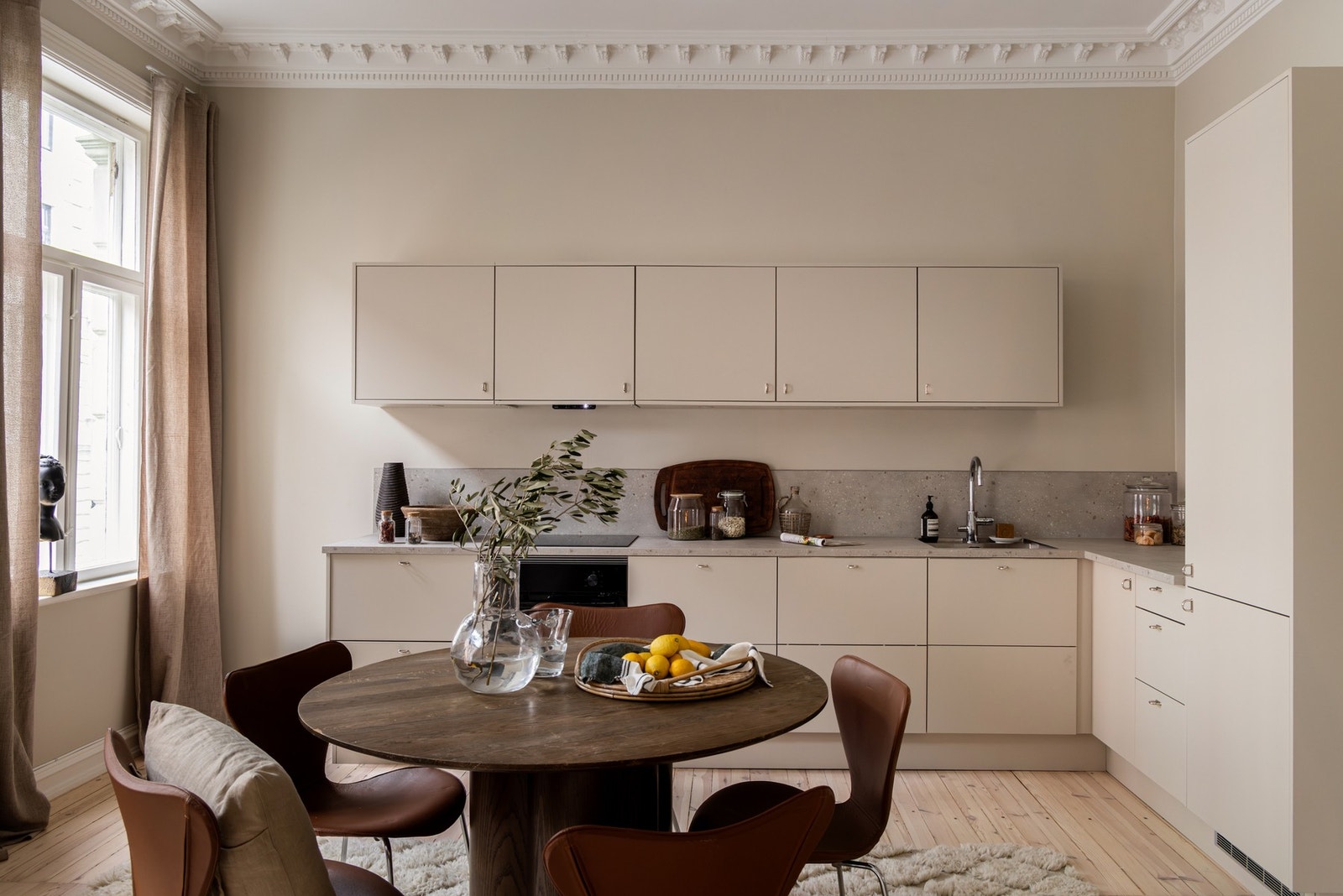 Kjøkkenet er fra 2025 og har et moderne utsende. Galleribilde