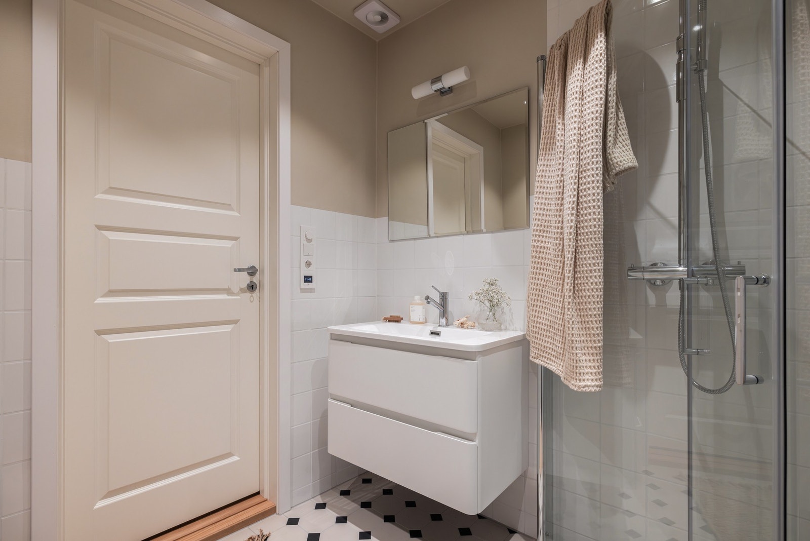 Baderomsinnredning bestående av benkeskap med glatte fronter. Galleribilde