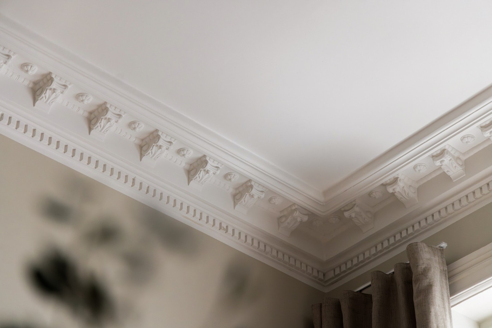 Flott stukkatur i stue og kjøkkenet. Galleribilde