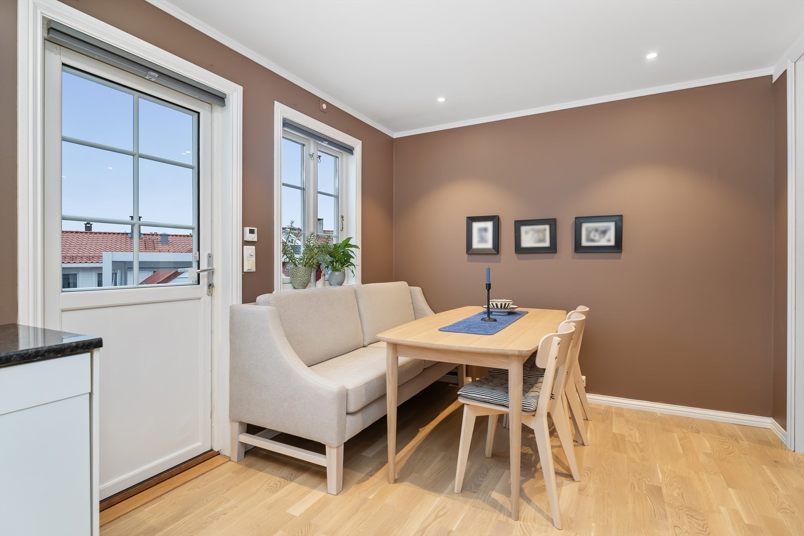 Spiseplass for flere, samt utgang til uteområdet fra kjøkkendel Galleribilde