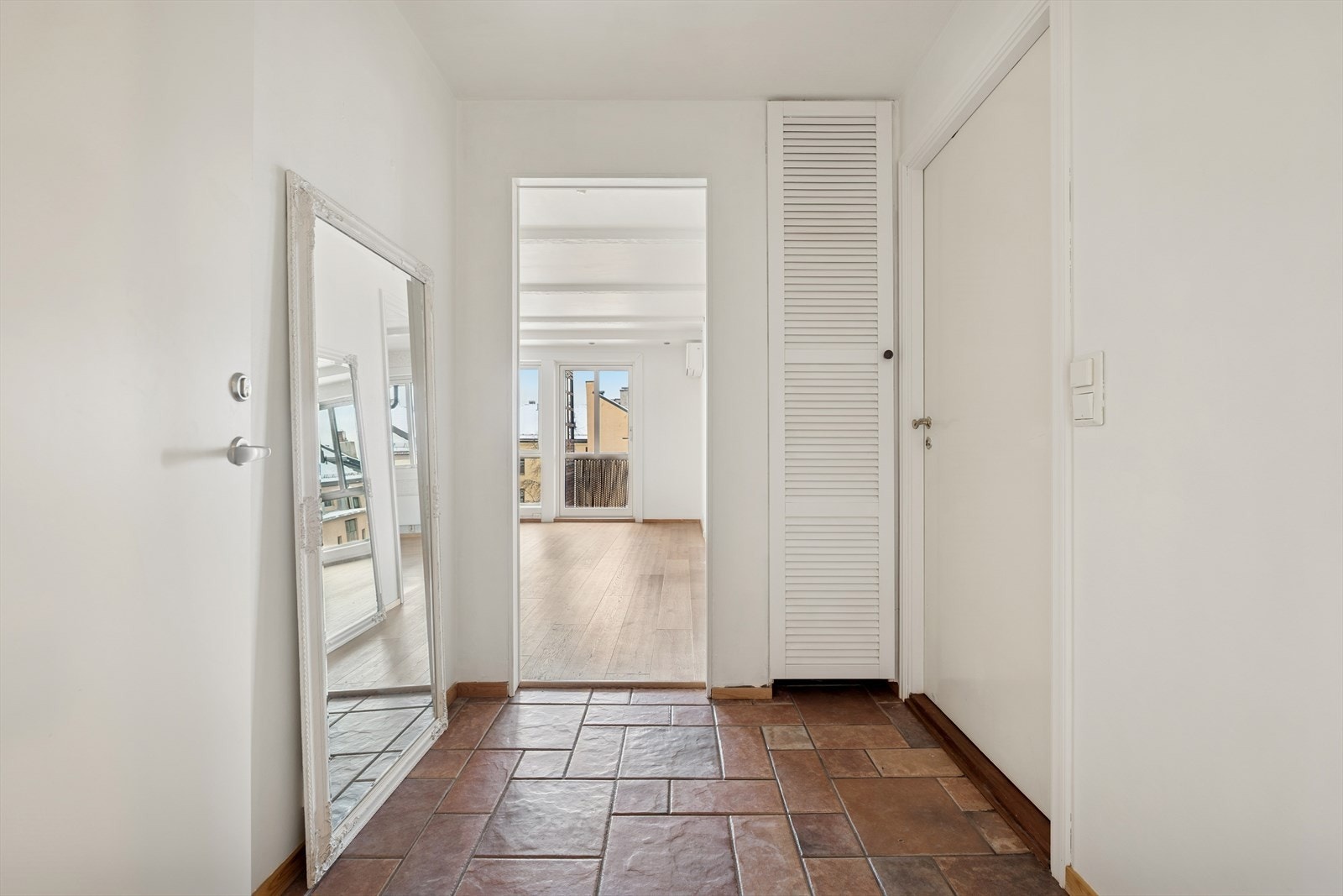 Romslig entré med plass til å henge fra seg alt av yttertøy Galleribilde