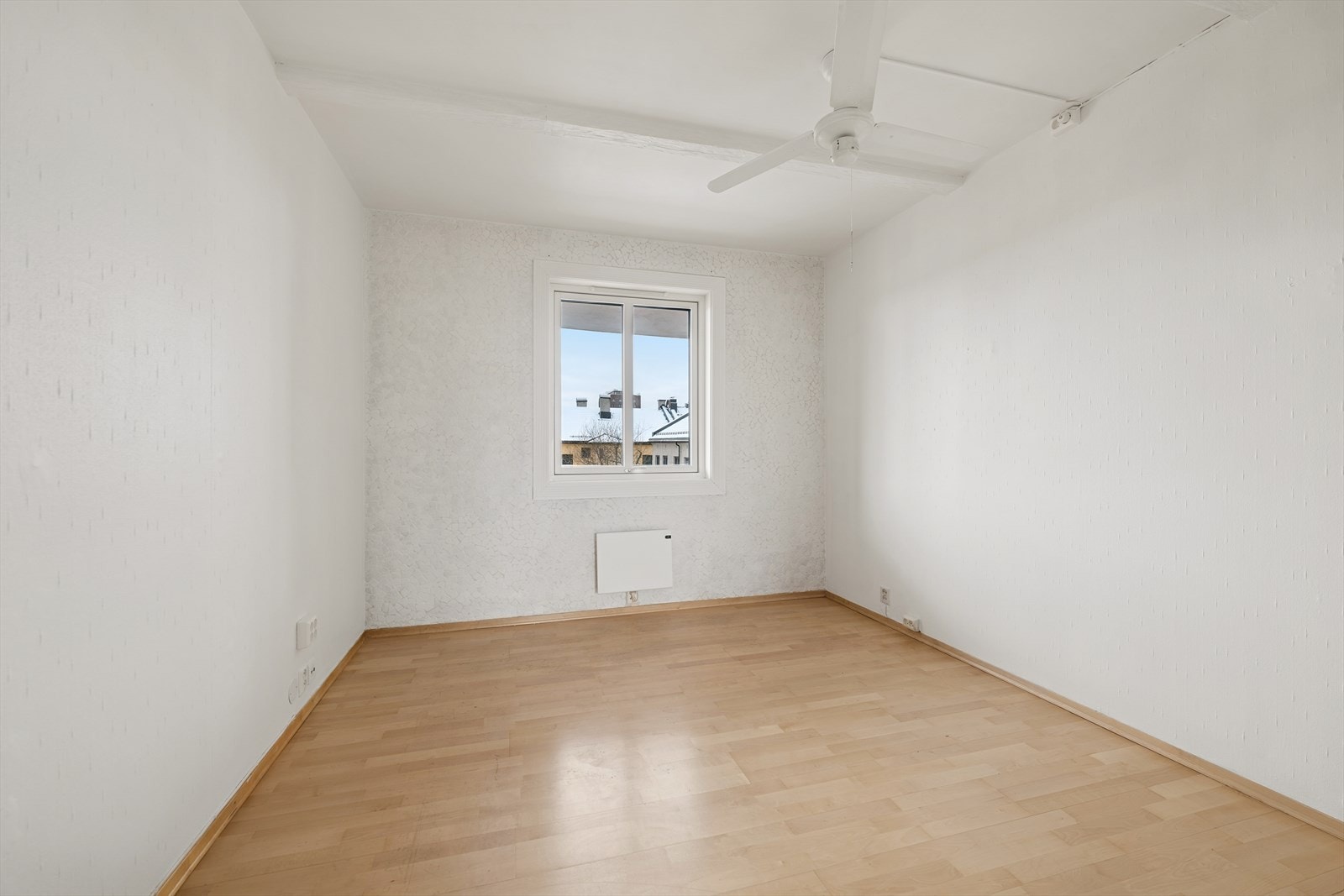 Rosmlig soverom som vender ut mot rolig bakgård Galleribilde