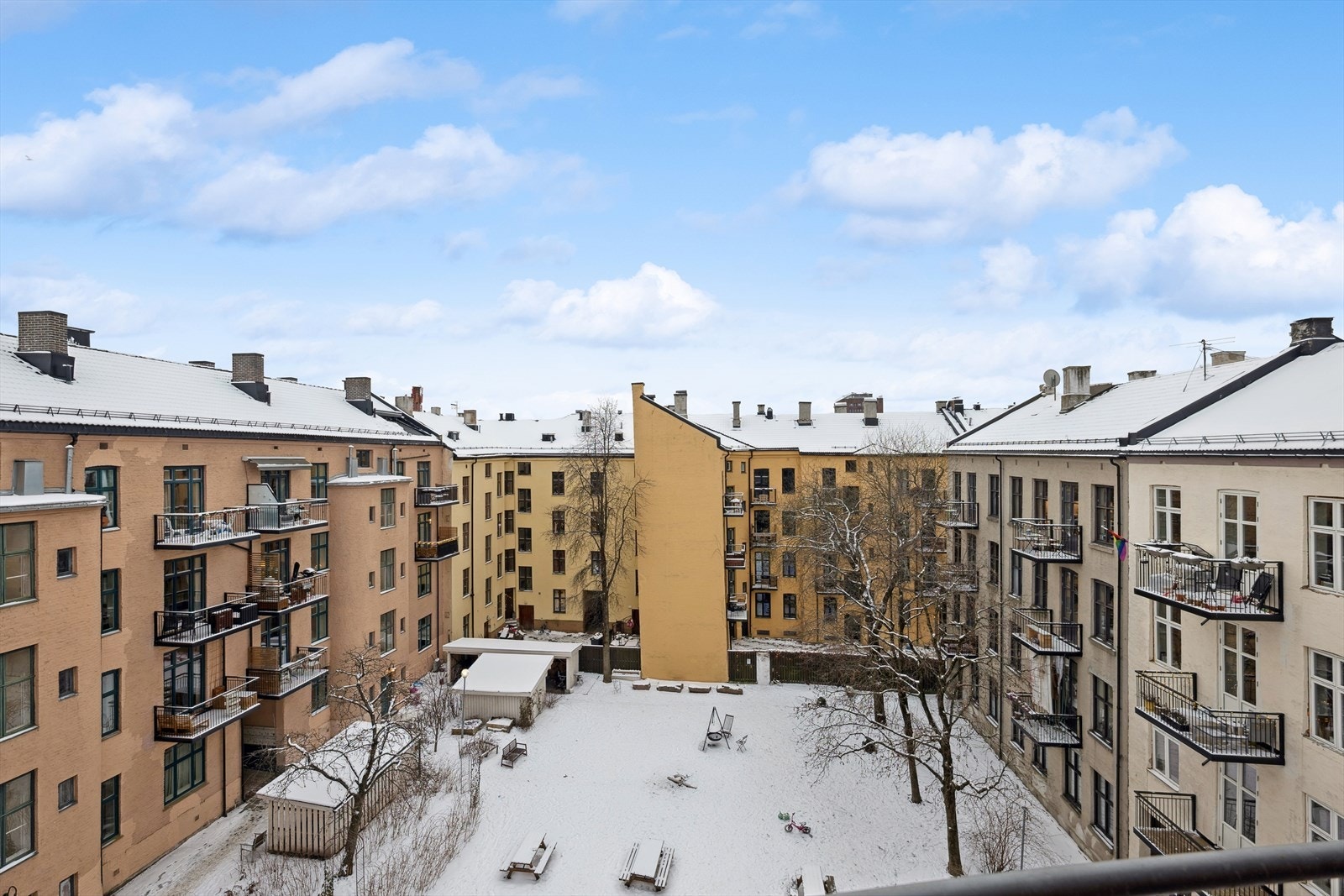 Balkongen vender mot hyggelig bakgård Galleribilde