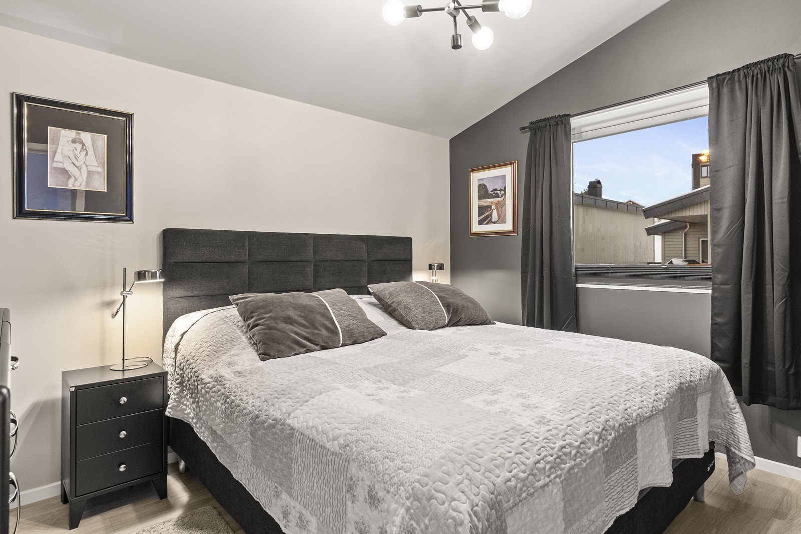 Romslig hovedsoverom i andre etasje med moderne overflater Galleribilde