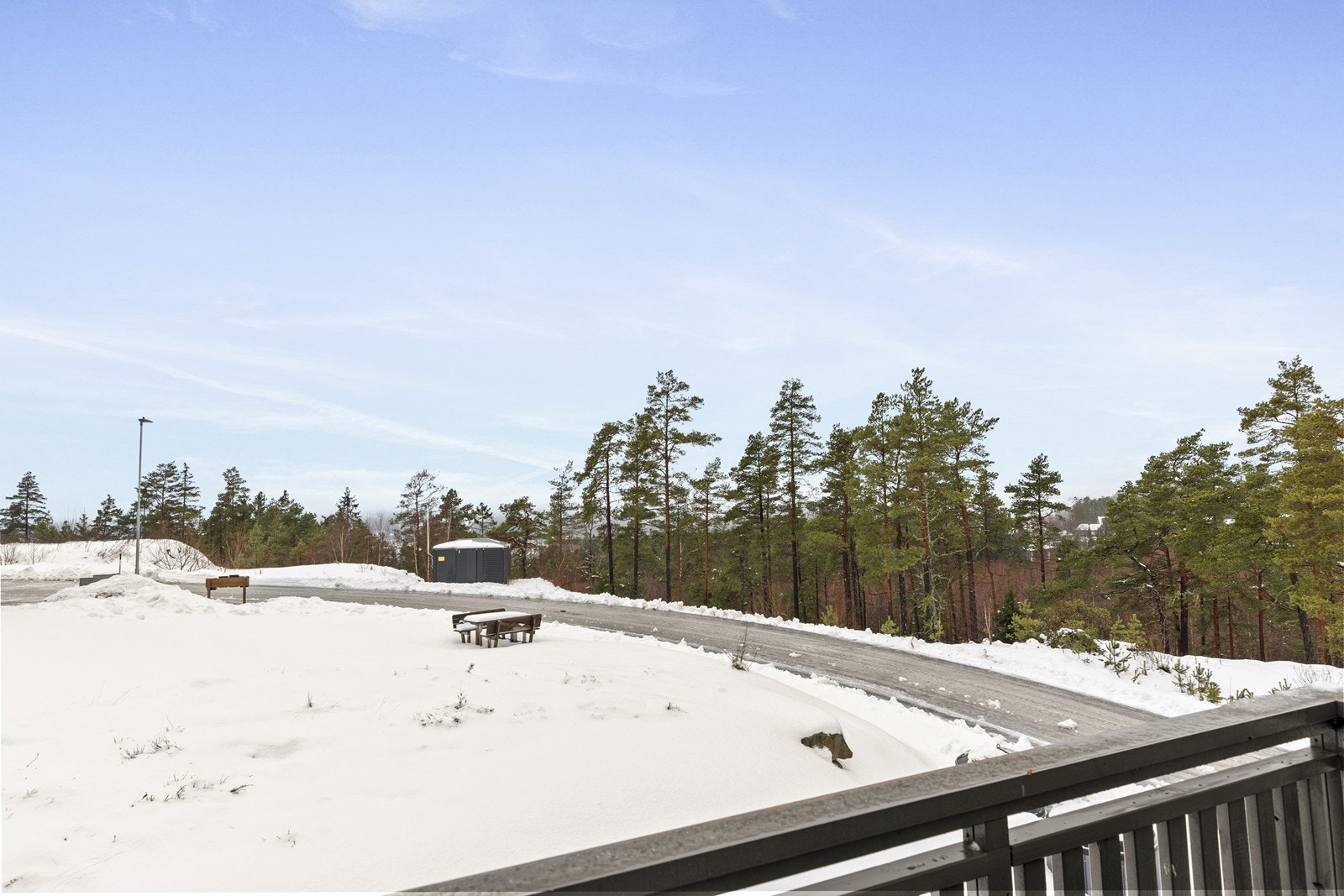 Høyt beliggende i terrenget med utsikt til nærliggende områder Galleribilde