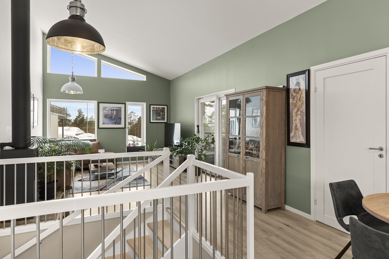 Lys og luftig stue/kjøkkenavdeling Galleribilde