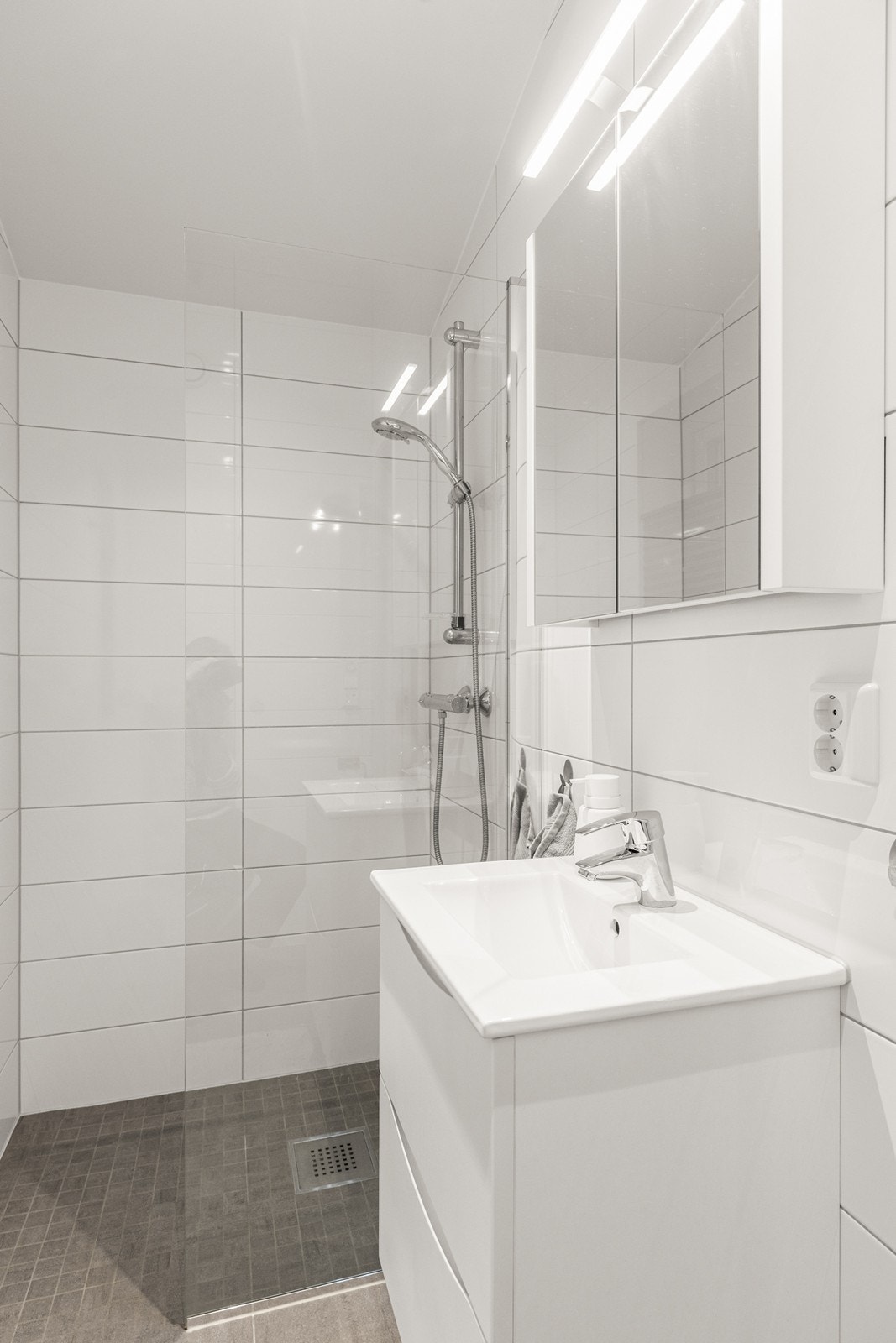 Hovedsoverom har eget bad med fin dusjnisje Galleribilde