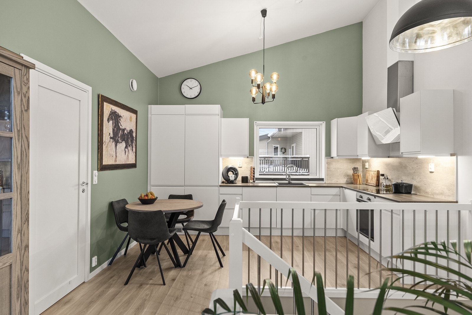 Moderne kjøkken med slette skapfronter og laminat benkeplate Galleribilde