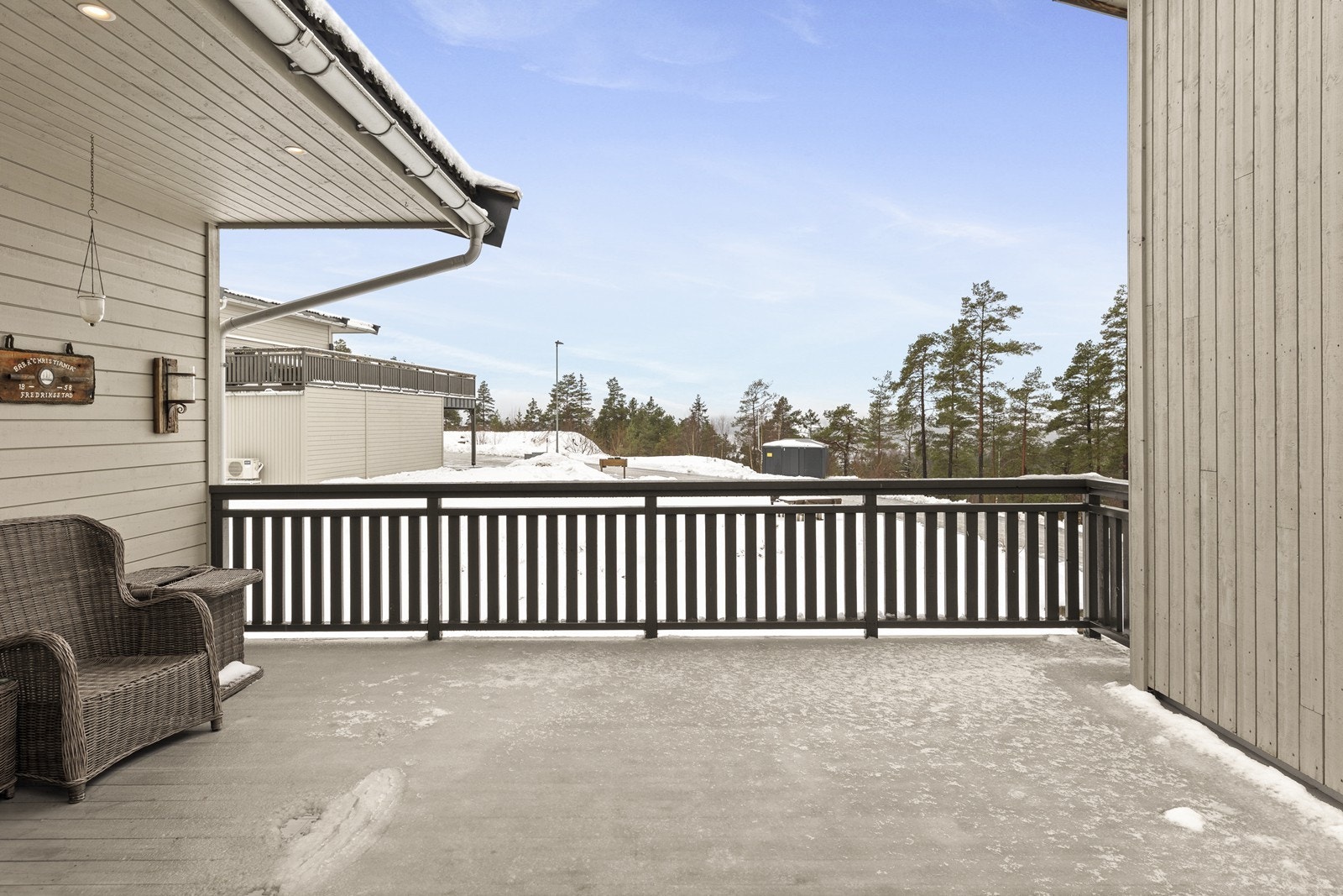 Romslig og dels overbygd uteplass med utgang fra 2. etasje Galleribilde