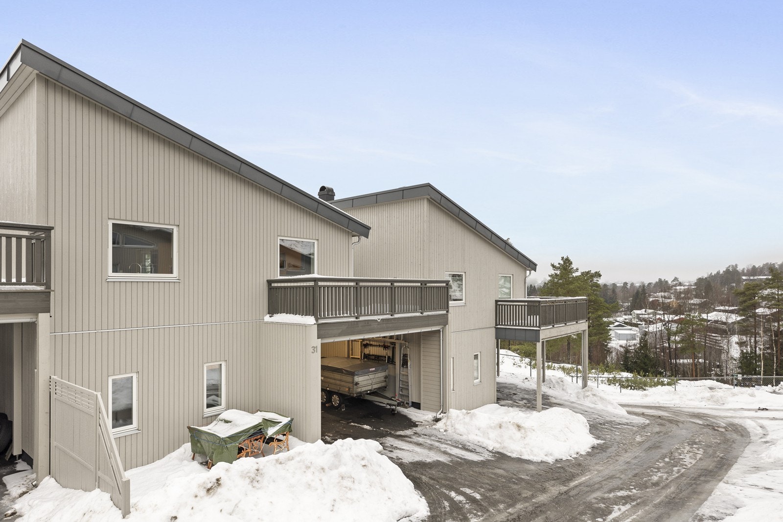 Boligene ligger i rekke med uteplass i mellom hver andel Galleribilde