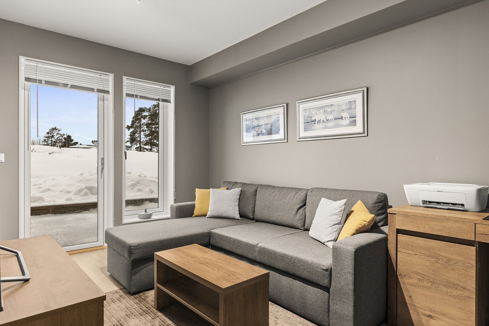 Fra rommet har du direkte utgang til en lun markterrasse Galleribilde