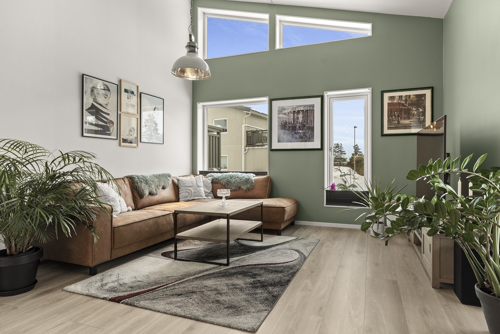 Lys og innbydende stue med tak til møne og gode vindusflater som gir gode lysforhold Galleribilde