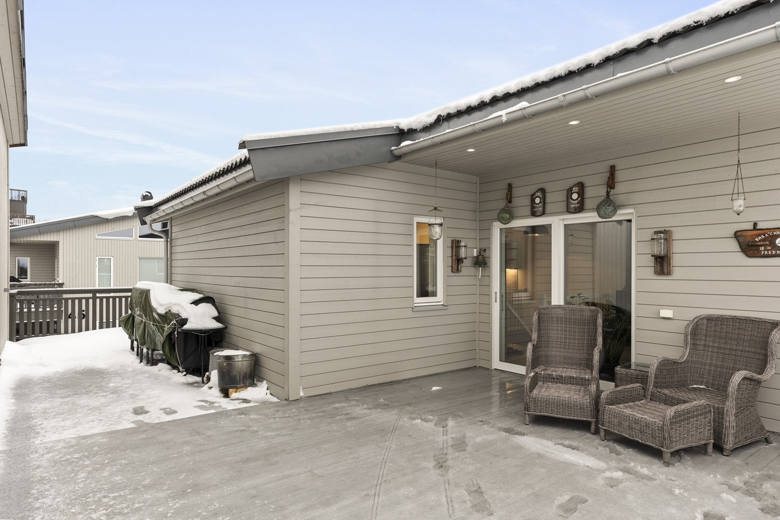 Veranda med god plass til utemøblement og innfelte downlights Galleribilde