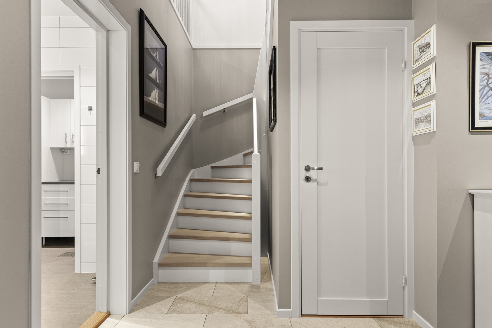 Velkommen inn i en flislagt entre med underliggende varmekabler Galleribilde