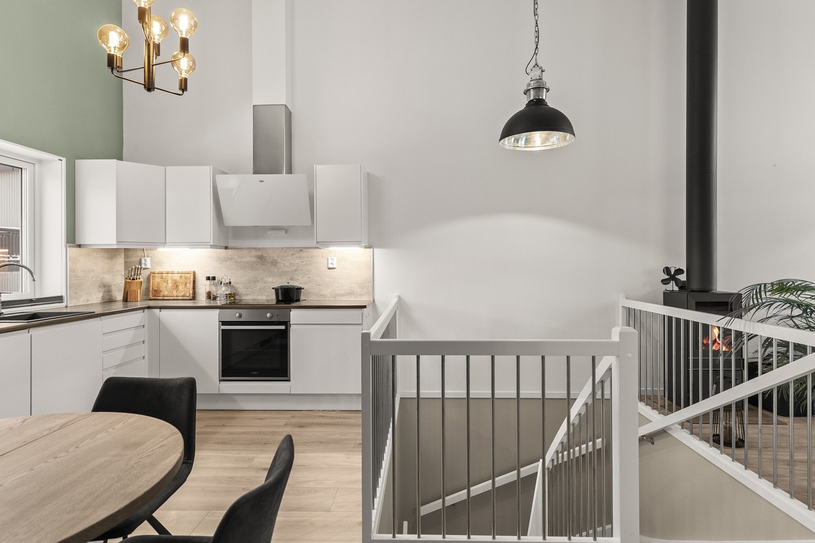 Åpen kjøkkenløsning med plass til egen spiseplass Galleribilde