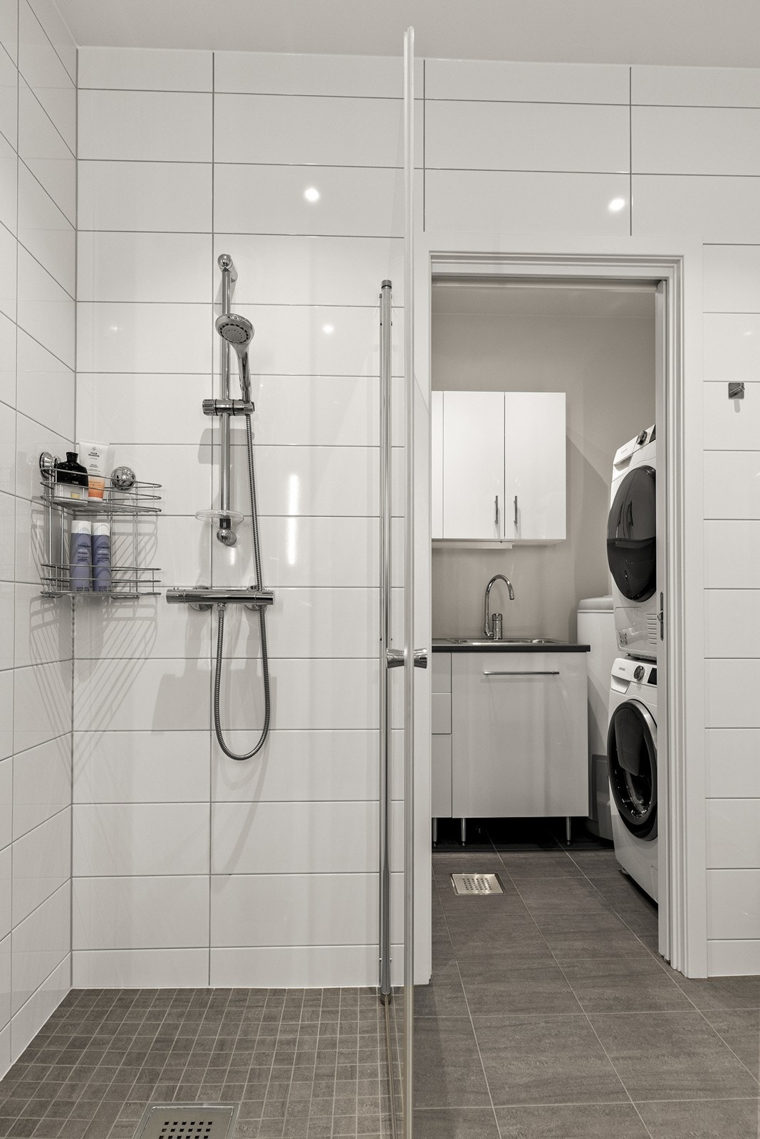 Bad med inngang til praktisk vaskerom Galleribilde