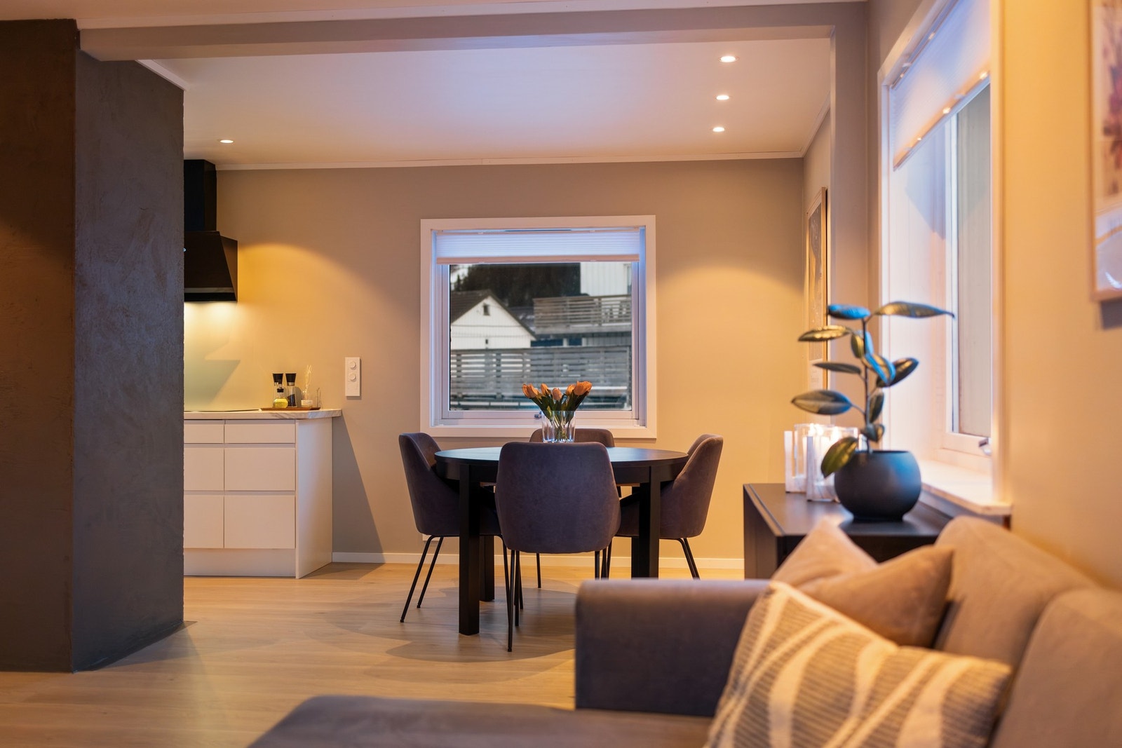 Mellom stue og kjøkken er det plass til en fin spisestue Galleribilde