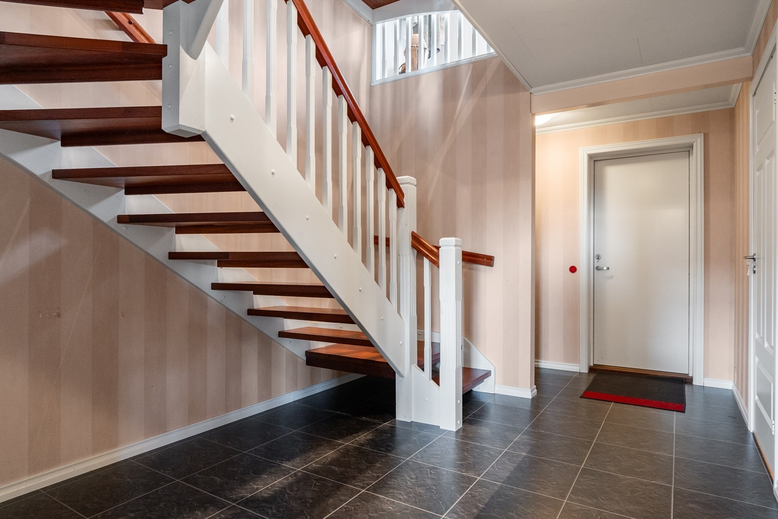 Entré / Gang - Kjeller Galleribilde